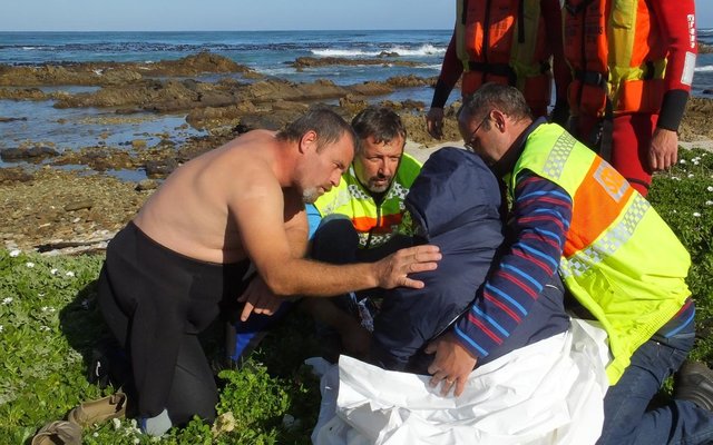Rory Richards, wat die drenkelinge gered het, ondersteun hier vir Van den Berg.